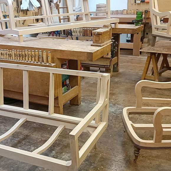 Carcasses de canapés et fauteuils en bois blanc